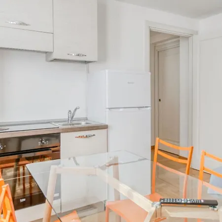 Modern In With Balcony Near Town Centre דירה *