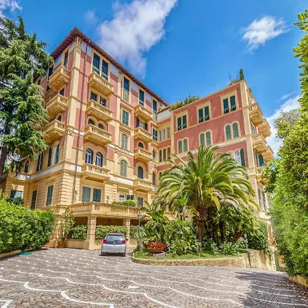 Modern In With Balcony Near Town Centre דירה